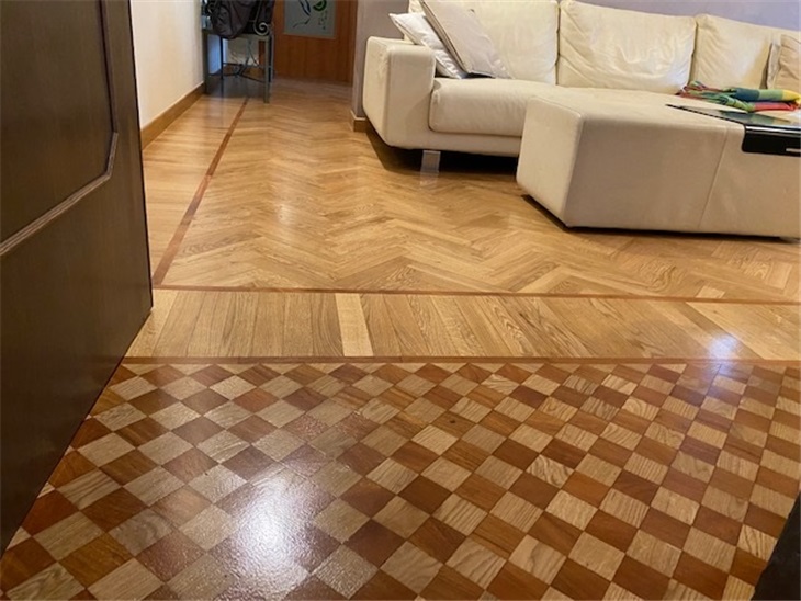  Rilamatura pavimento in rovere con bindello in doussie. Appartemento privato Mozzanica